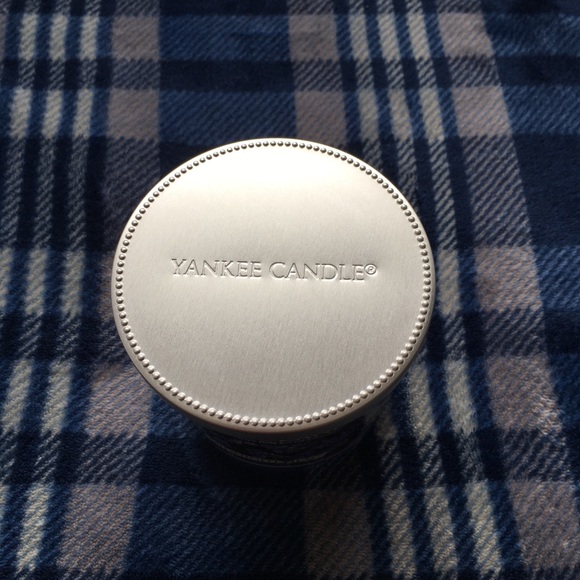 Yankee Candle Midnight Lilac Candle - Picture 3 of 4